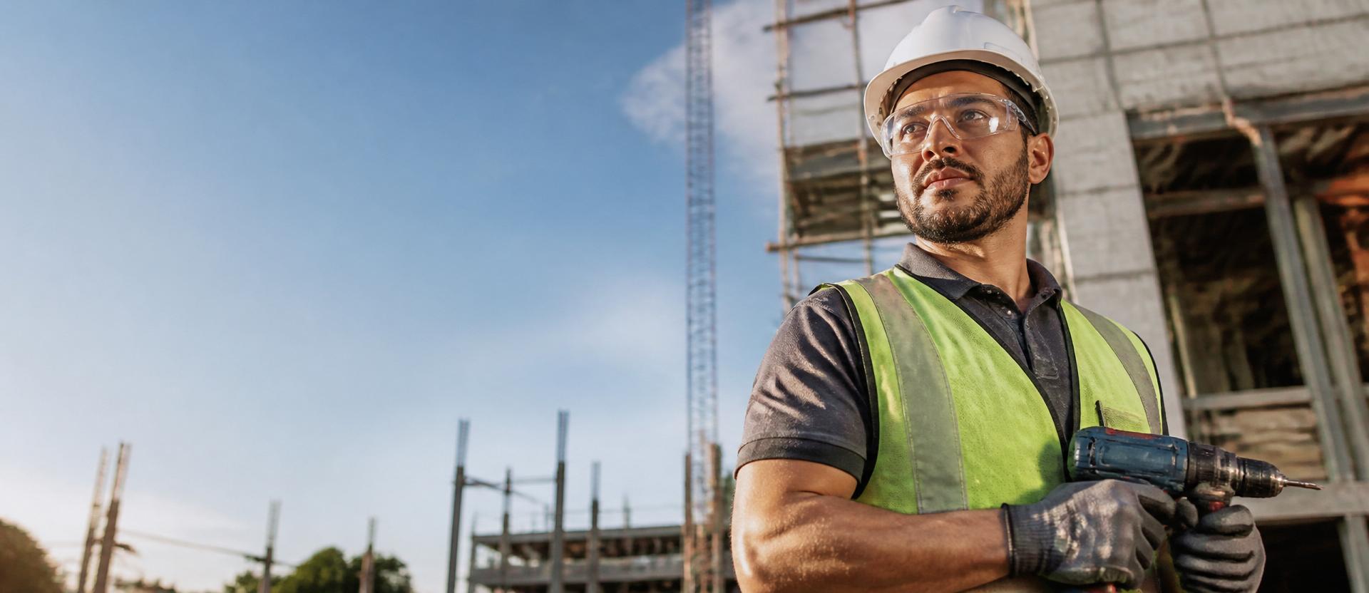 Profissional da construção com ferramentas